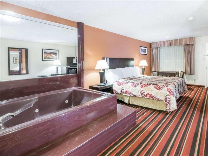Days Inn & Suites By Wyndham Winnie Dış mekan fotoğraf