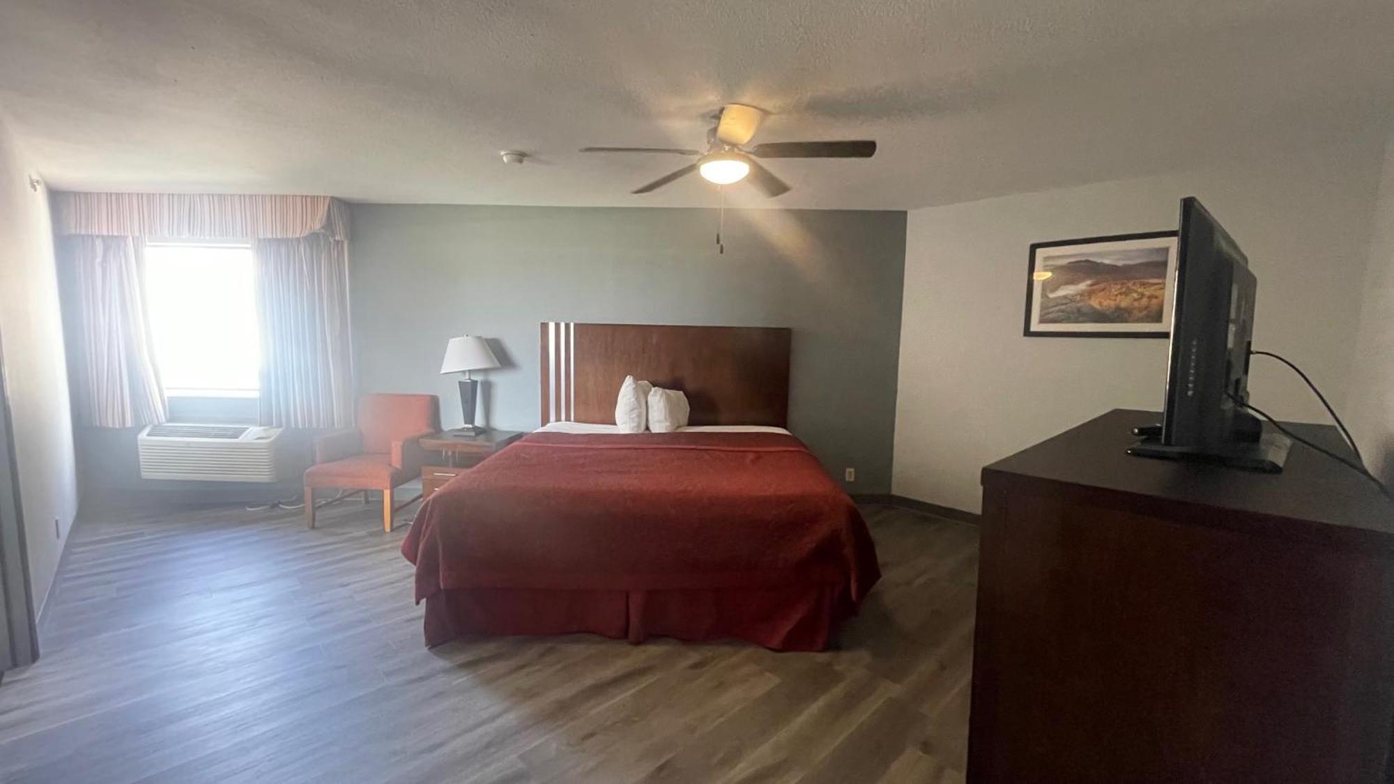 Days Inn & Suites By Wyndham Winnie Dış mekan fotoğraf