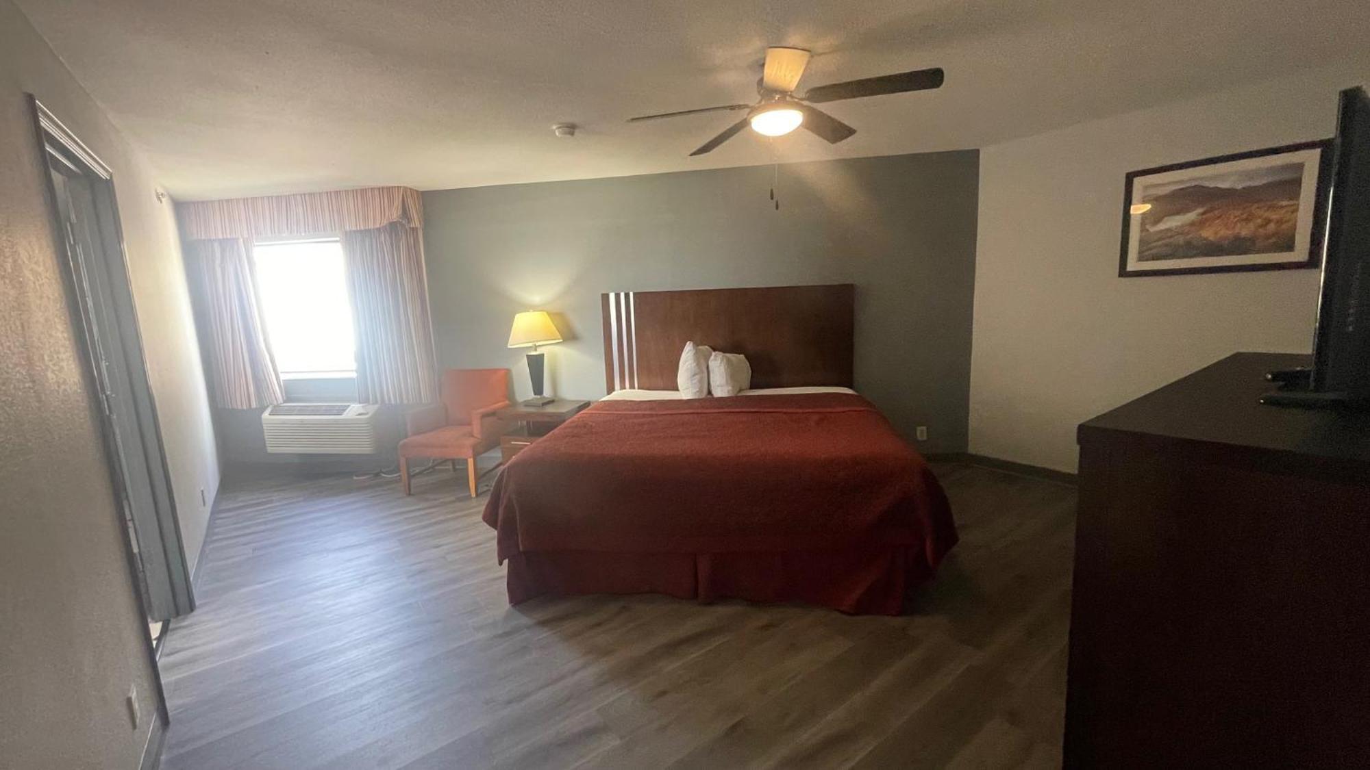 Days Inn & Suites By Wyndham Winnie Dış mekan fotoğraf